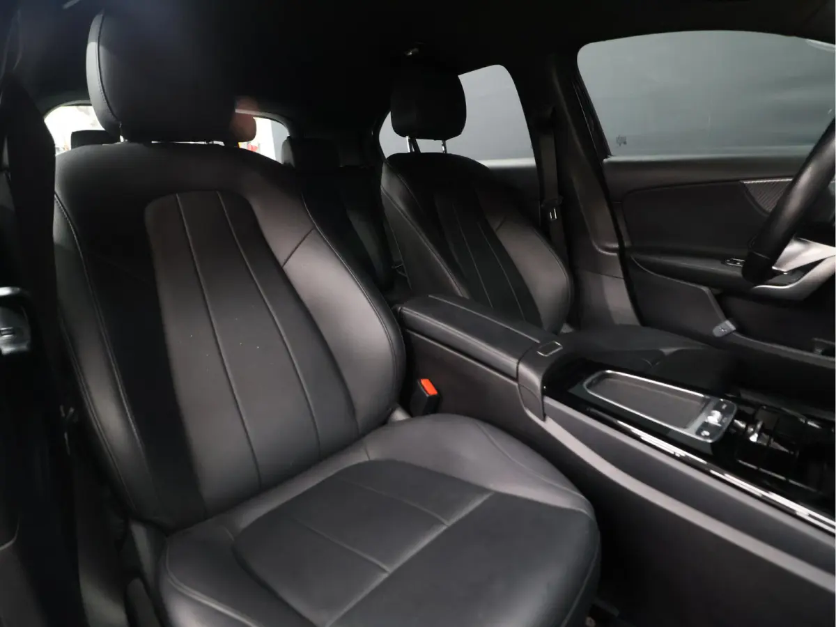 180 Luxury Line [ADAPTIVE CRUISE, APPLE CARPLAY, ANDROID, STOELVERWARMING, DIGITAL DASH, LEDER, LED, BLUETOOTH, NAVIGATIE, CLIMATE CONTROL, NIEUWSTAAT]