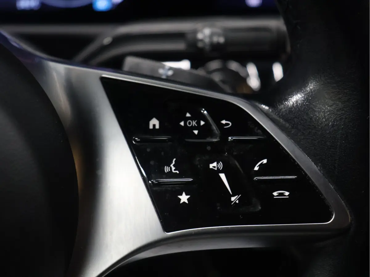 180 Luxury Line [ADAPTIVE CRUISE, APPLE CARPLAY, ANDROID, STOELVERWARMING, DIGITAL DASH, LEDER, LED, BLUETOOTH, NAVIGATIE, CLIMATE CONTROL, NIEUWSTAAT]