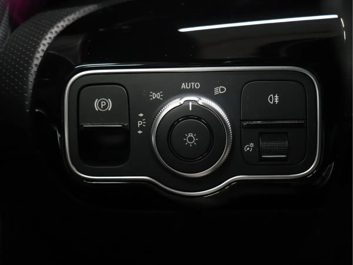 180 Luxury Line [ADAPTIVE CRUISE, APPLE CARPLAY, ANDROID, STOELVERWARMING, DIGITAL DASH, LEDER, LED, BLUETOOTH, NAVIGATIE, CLIMATE CONTROL, NIEUWSTAAT]