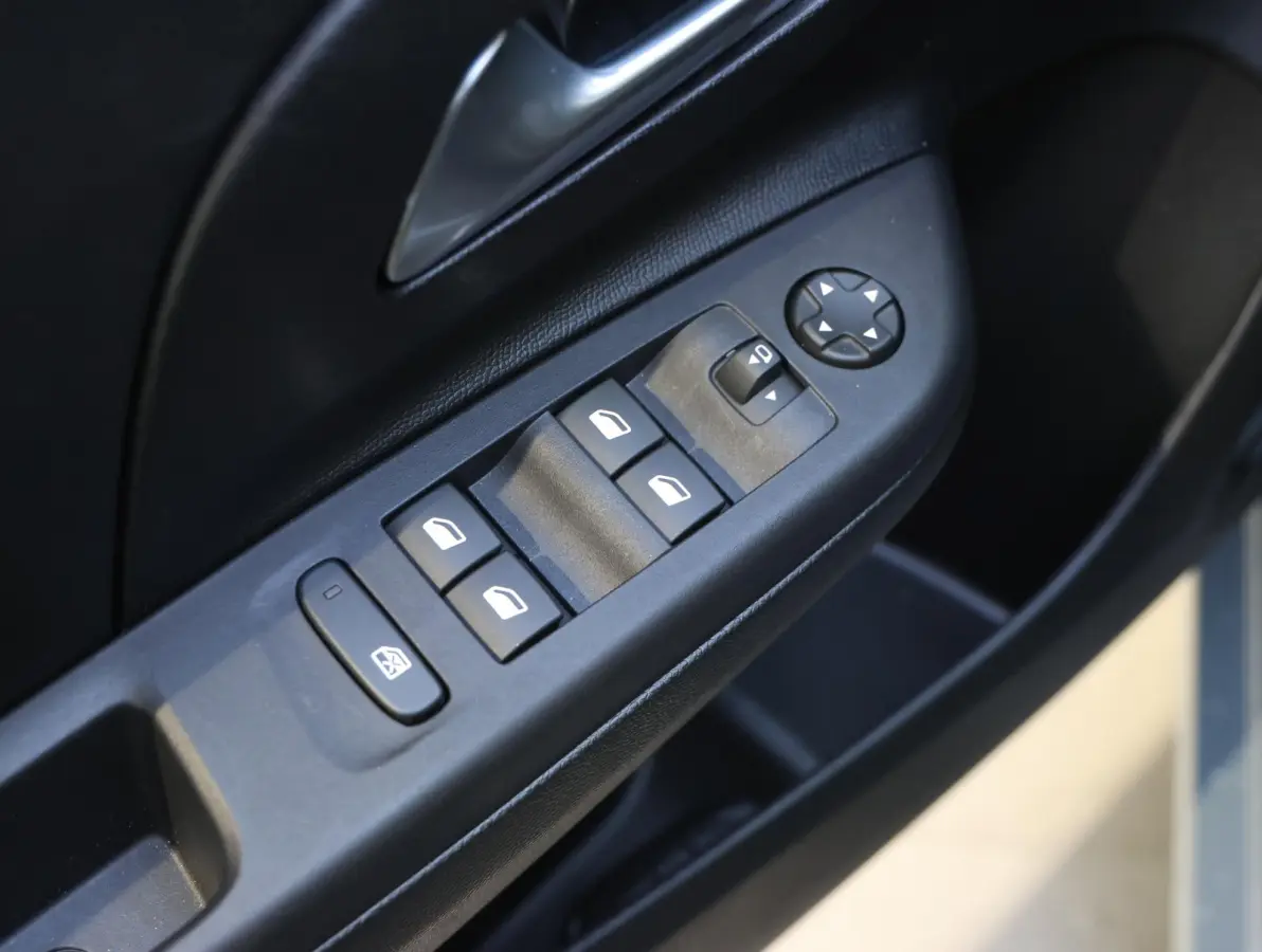 Edition Hybrid 110 pk Automaat | Tot 8 jaar Garantie | Apple Carplay/Android Auto | Achteruitrijcamera | Airco | Parkeersensoren rondom | Dodehoekbewaking