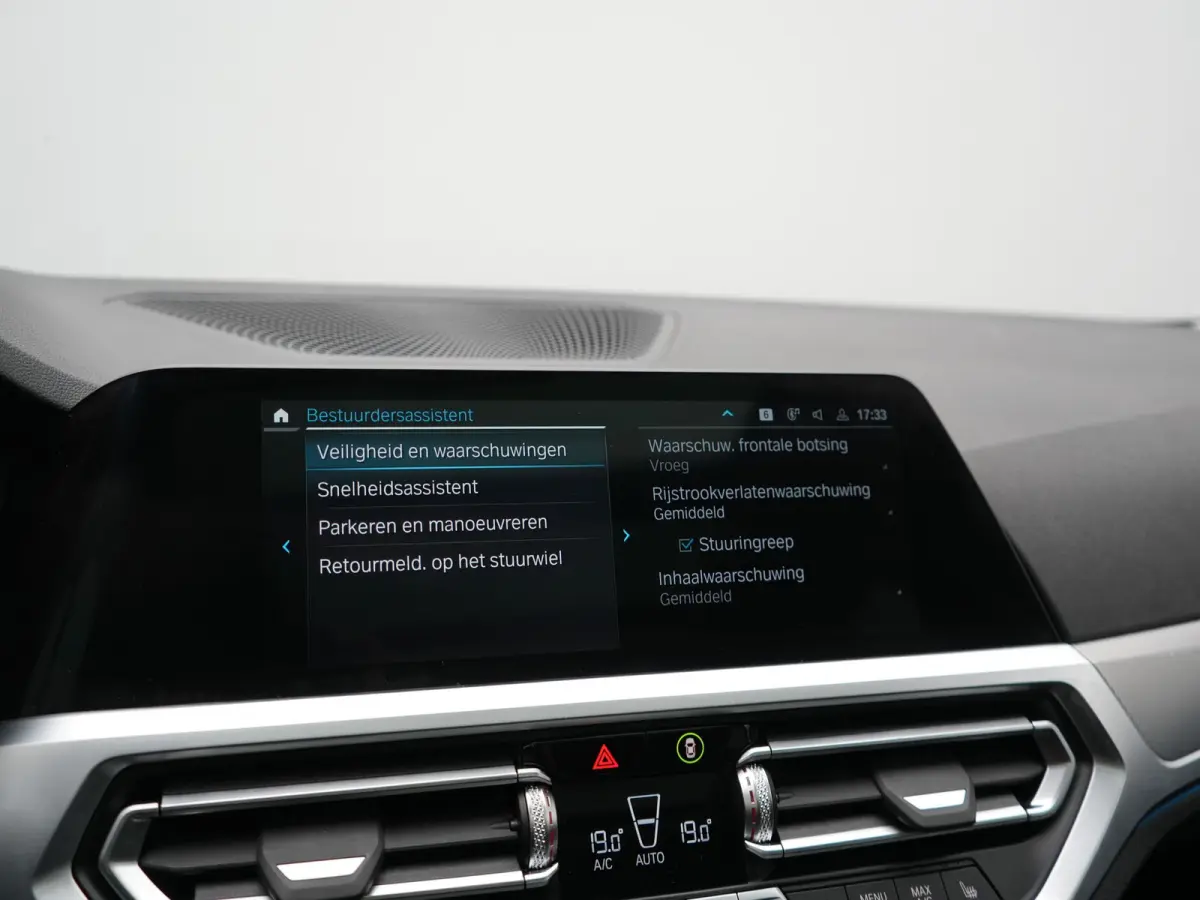 330e PHEV 293pk Dealer O.H. | Panodak | Adaptive Cruise | Head Up | 360 Camera | Laser LED | Lederen Sportstoelen Memory & Verwarmd | Sfeerverlichting | BLIS | Keyless | Apple Carplay | Navi