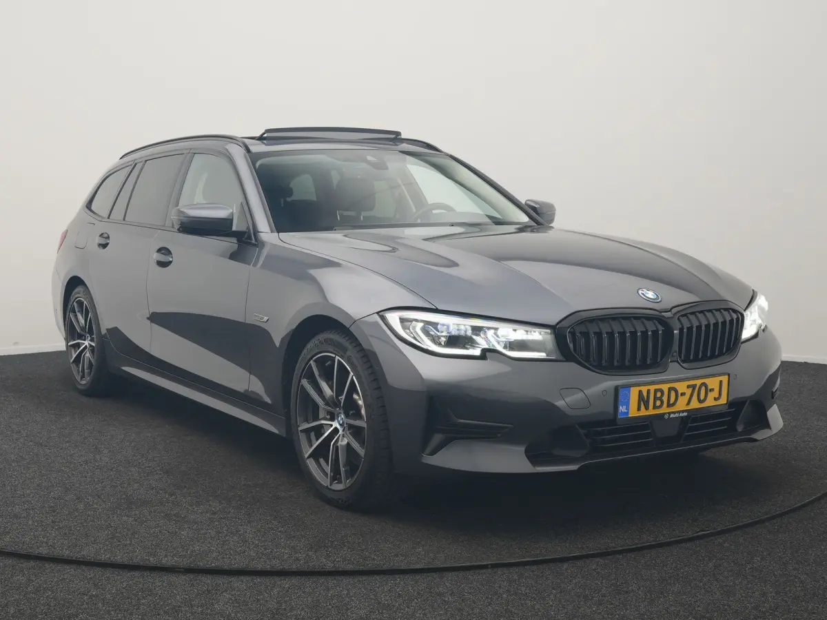 330e PHEV 293pk Dealer O.H. | Panodak | Adaptive Cruise | Head Up | 360 Camera | Laser LED | Lederen Sportstoelen Memory & Verwarmd | Sfeerverlichting | BLIS | Keyless | Apple Carplay | Navi