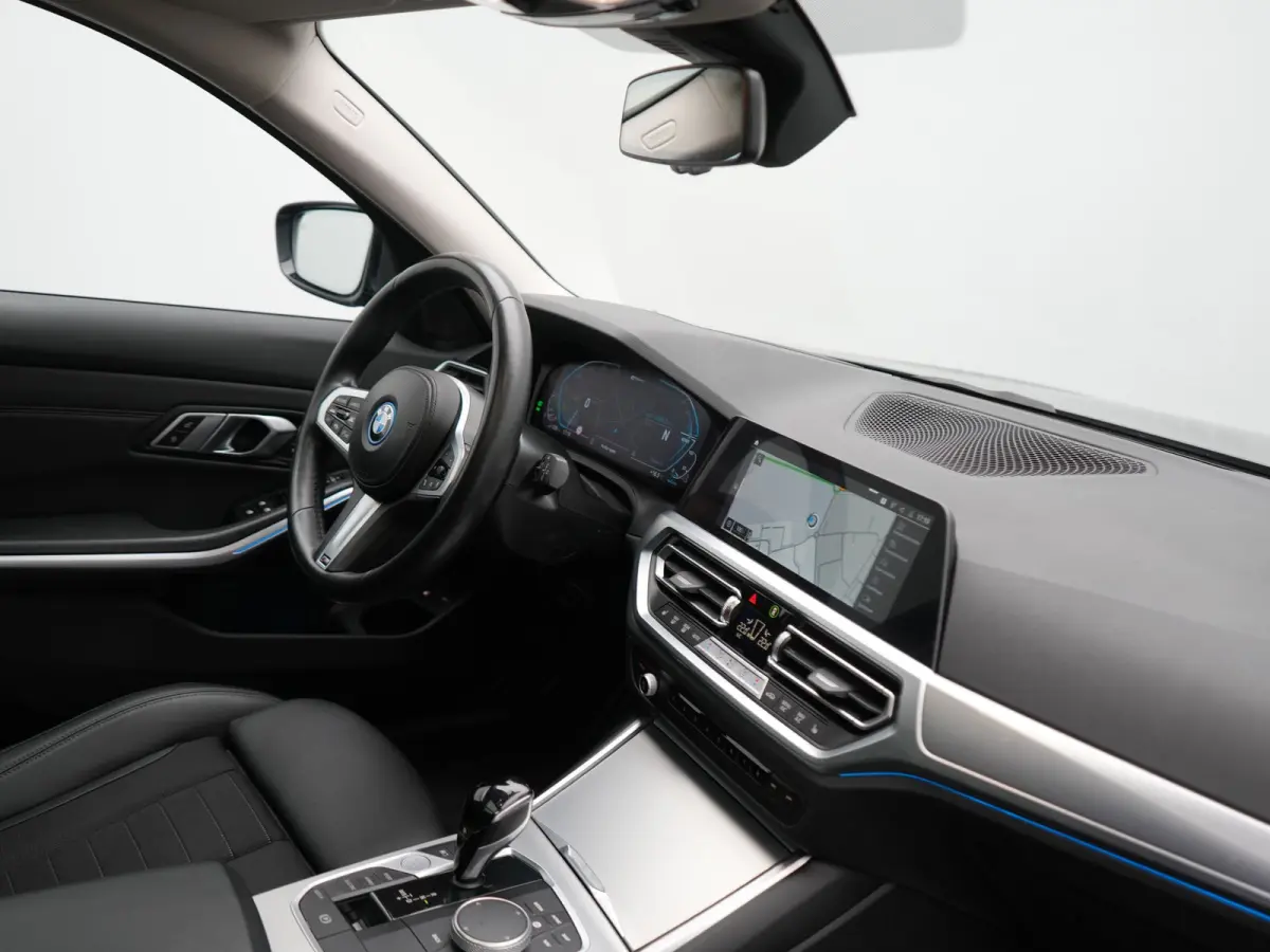 330e PHEV 293pk Dealer O.H. | Panodak | Adaptive Cruise | Head Up | 360 Camera | Laser LED | Lederen Sportstoelen Memory & Verwarmd | Sfeerverlichting | BLIS | Keyless | Apple Carplay | Navi