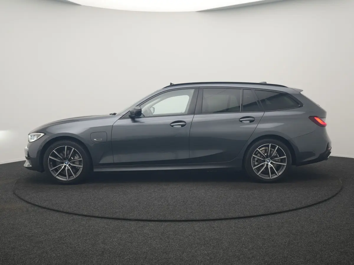 330e PHEV 293pk Dealer O.H. | Panodak | Adaptive Cruise | Head Up | 360 Camera | Laser LED | Lederen Sportstoelen Memory & Verwarmd | Sfeerverlichting | BLIS | Keyless | Apple Carplay | Navi