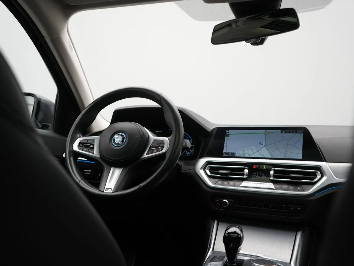 330e PHEV 293pk Dealer O.H. | Panodak | Adaptive Cruise | Head Up | 360 Camera | Laser LED | Lederen Sportstoelen Memory & Verwarmd | Sfeerverlichting | BLIS | Keyless | Apple Carplay | Navi