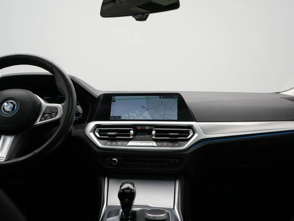 330e PHEV 293pk Dealer O.H. | Panodak | Adaptive Cruise | Head Up | 360 Camera | Laser LED | Lederen Sportstoelen Memory & Verwarmd | Sfeerverlichting | BLIS | Keyless | Apple Carplay | Navi