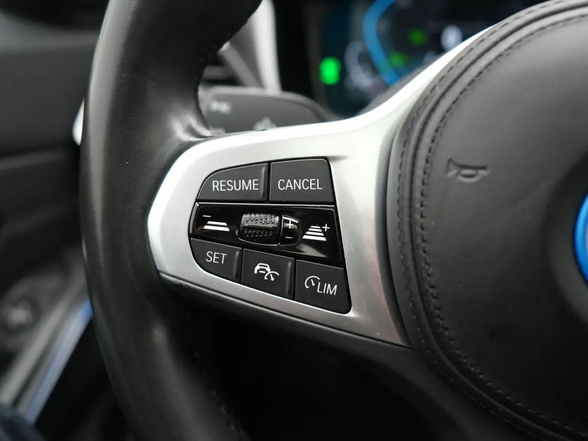 330e PHEV 293pk Dealer O.H. | Panodak | Adaptive Cruise | Head Up | 360 Camera | Laser LED | Lederen Sportstoelen Memory & Verwarmd | Sfeerverlichting | BLIS | Keyless | Apple Carplay | Navi
