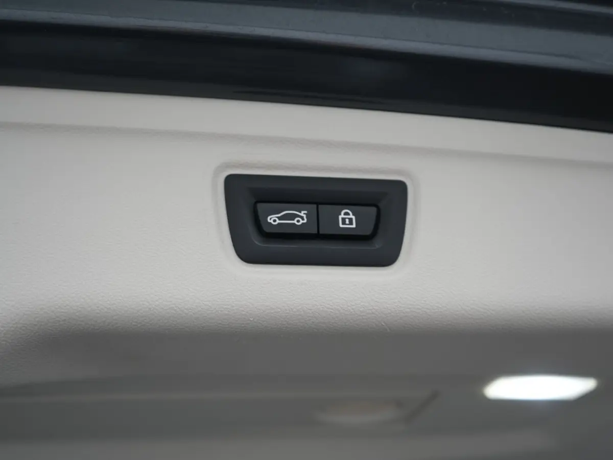 330e PHEV 293pk Dealer O.H. | Panodak | Adaptive Cruise | Head Up | 360 Camera | Laser LED | Lederen Sportstoelen Memory & Verwarmd | Sfeerverlichting | BLIS | Keyless | Apple Carplay | Navi