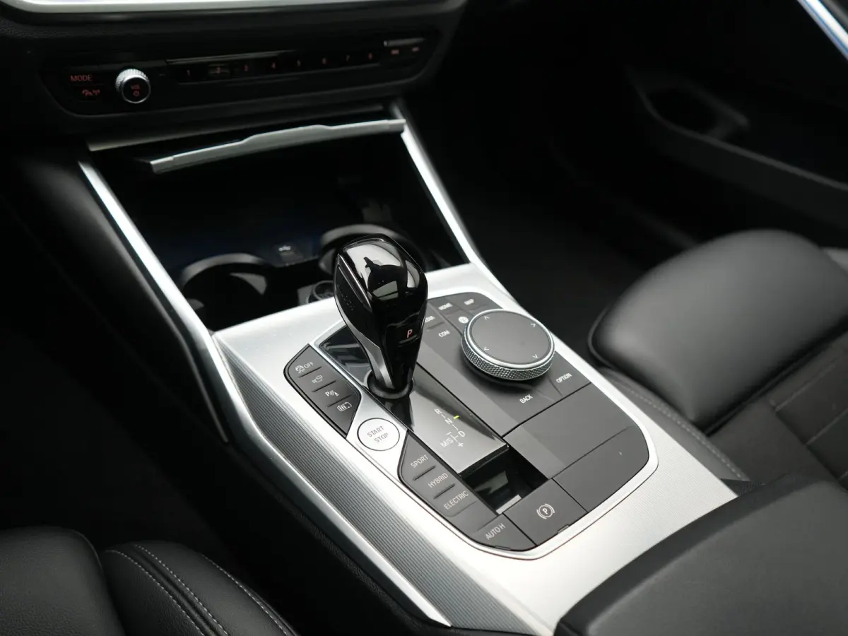 330e PHEV 293pk Dealer O.H. | Panodak | Adaptive Cruise | Head Up | 360 Camera | Laser LED | Lederen Sportstoelen Memory & Verwarmd | Sfeerverlichting | BLIS | Keyless | Apple Carplay | Navi