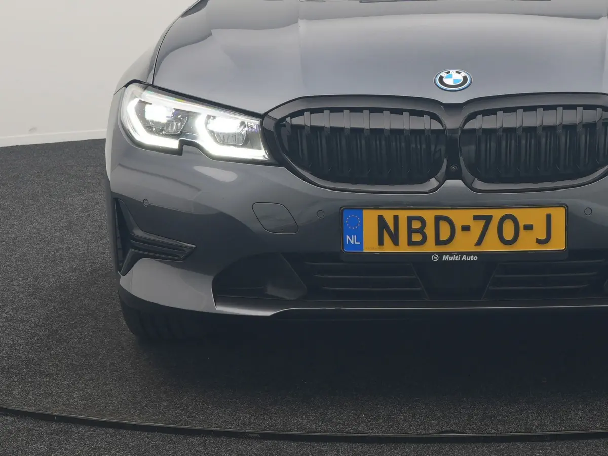 330e PHEV 293pk Dealer O.H. | Panodak | Adaptive Cruise | Head Up | 360 Camera | Laser LED | Lederen Sportstoelen Memory & Verwarmd | Sfeerverlichting | BLIS | Keyless | Apple Carplay | Navi