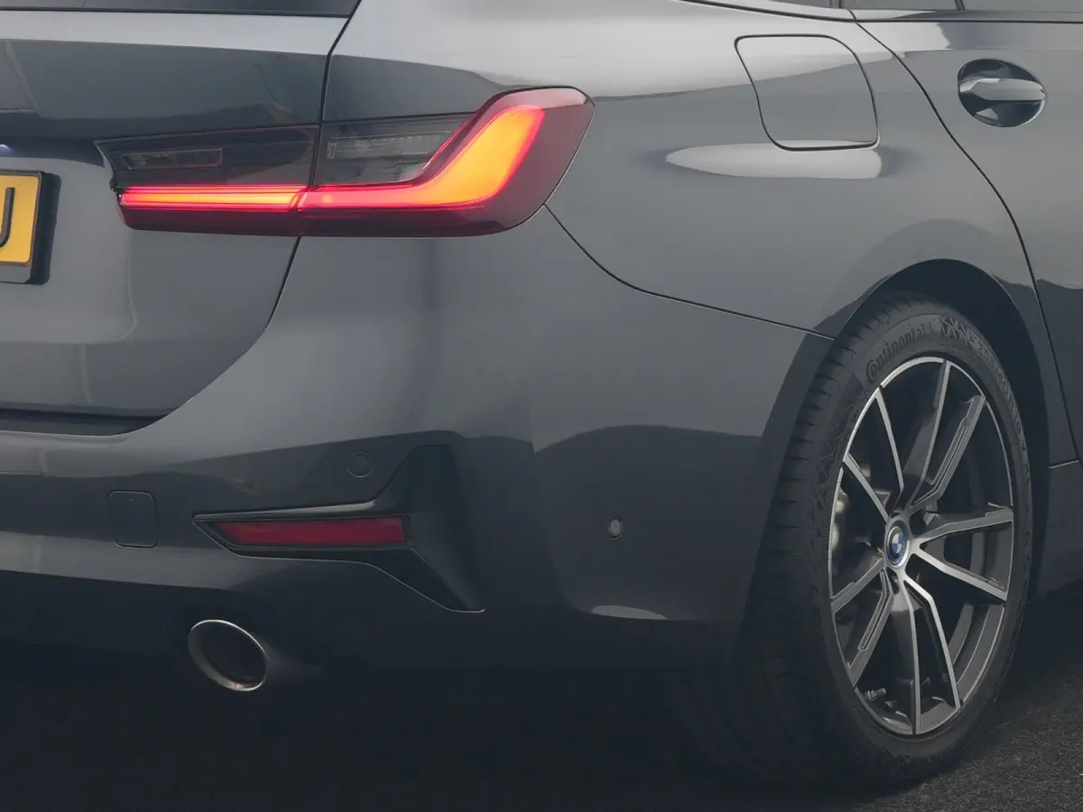 330e PHEV 293pk Dealer O.H. | Panodak | Adaptive Cruise | Head Up | 360 Camera | Laser LED | Lederen Sportstoelen Memory & Verwarmd | Sfeerverlichting | BLIS | Keyless | Apple Carplay | Navi