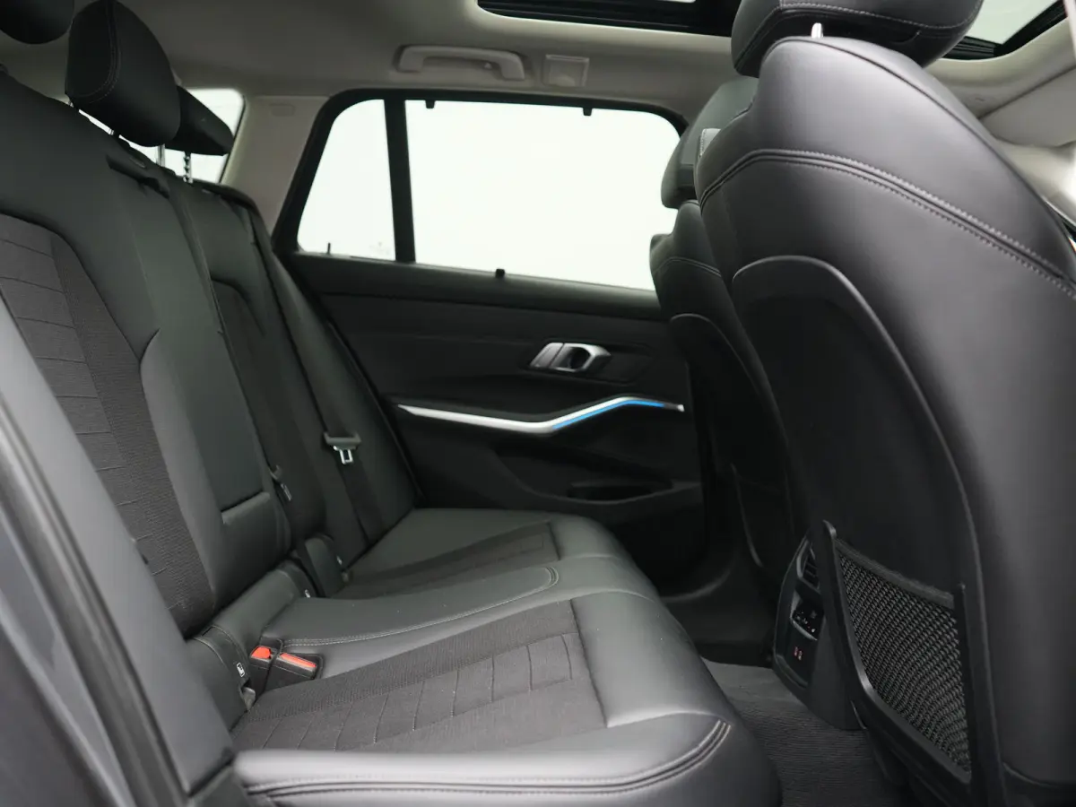 330e PHEV 293pk Dealer O.H. | Panodak | Adaptive Cruise | Head Up | 360 Camera | Laser LED | Lederen Sportstoelen Memory & Verwarmd | Sfeerverlichting | BLIS | Keyless | Apple Carplay | Navi
