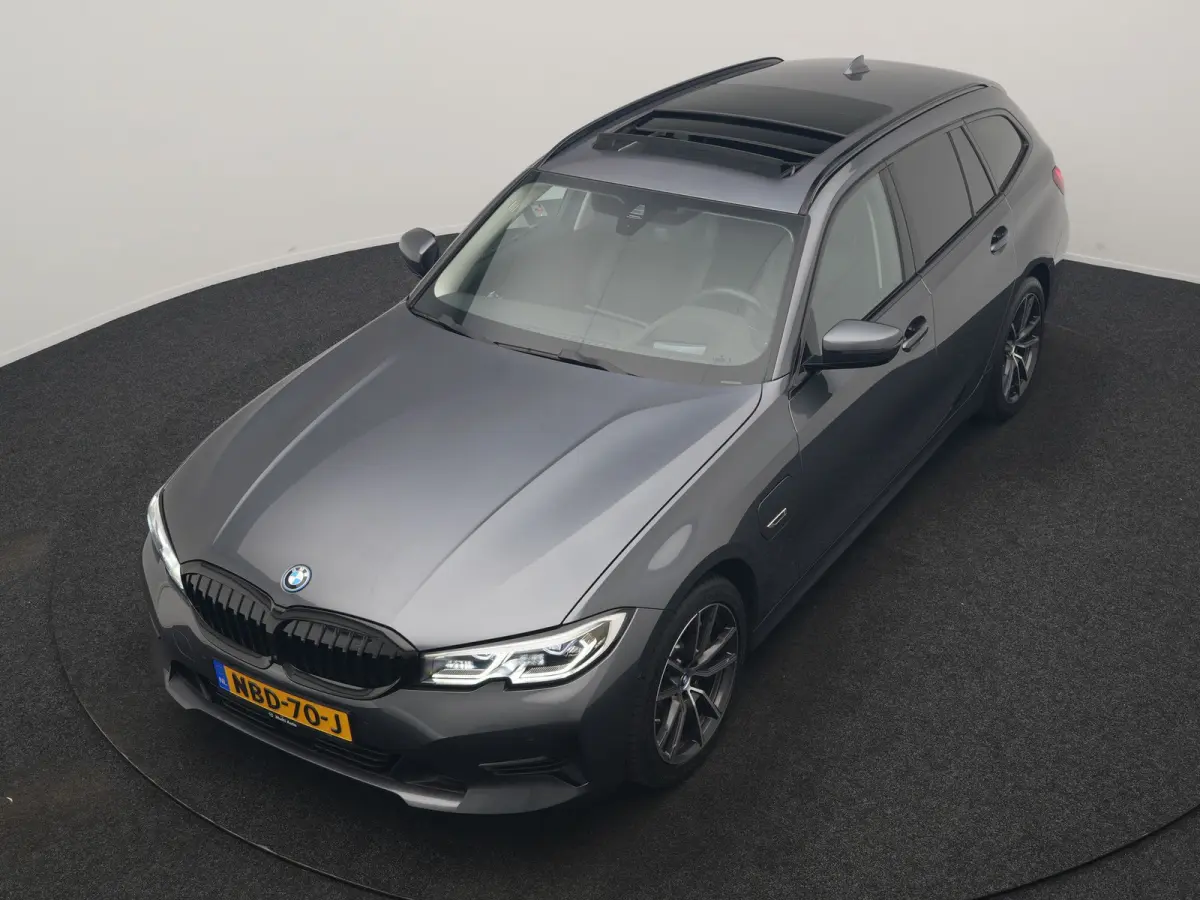 330e PHEV 293pk Dealer O.H. | Panodak | Adaptive Cruise | Head Up | 360 Camera | Laser LED | Lederen Sportstoelen Memory & Verwarmd | Sfeerverlichting | BLIS | Keyless | Apple Carplay | Navi