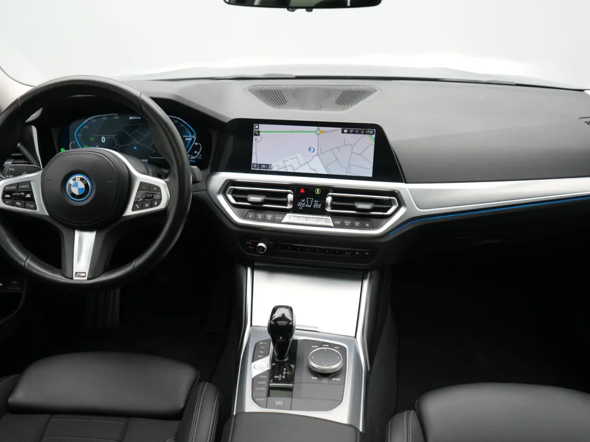 330e PHEV 293pk Dealer O.H. | Panodak | Adaptive Cruise | Head Up | 360 Camera | Laser LED | Lederen Sportstoelen Memory & Verwarmd | Sfeerverlichting | BLIS | Keyless | Apple Carplay | Navi