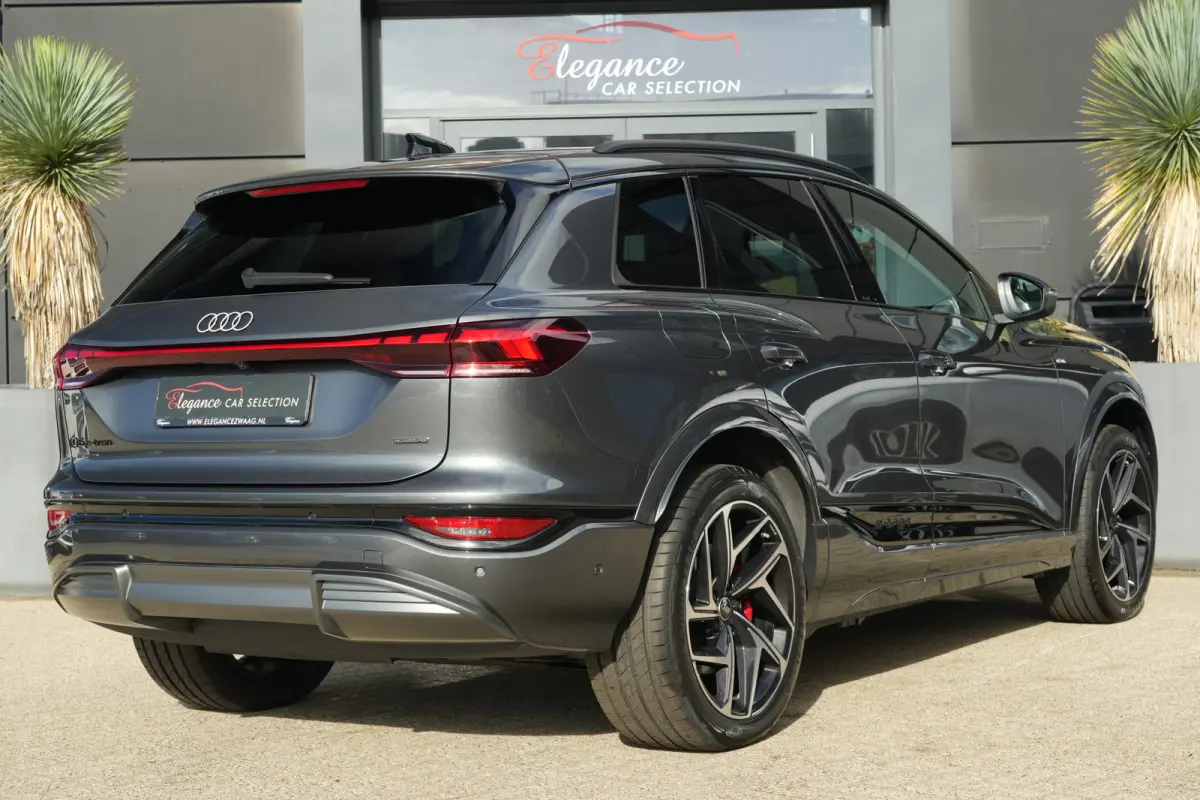 S edition quattro 100 kWh | 428 PK | Panoramadak | Trekhaak | 360 camera | Audi Q6 e-tron S edition quattro met 428 PK en een volledig elektrische aandrijflijn met 100 kWh accupakket en quat
