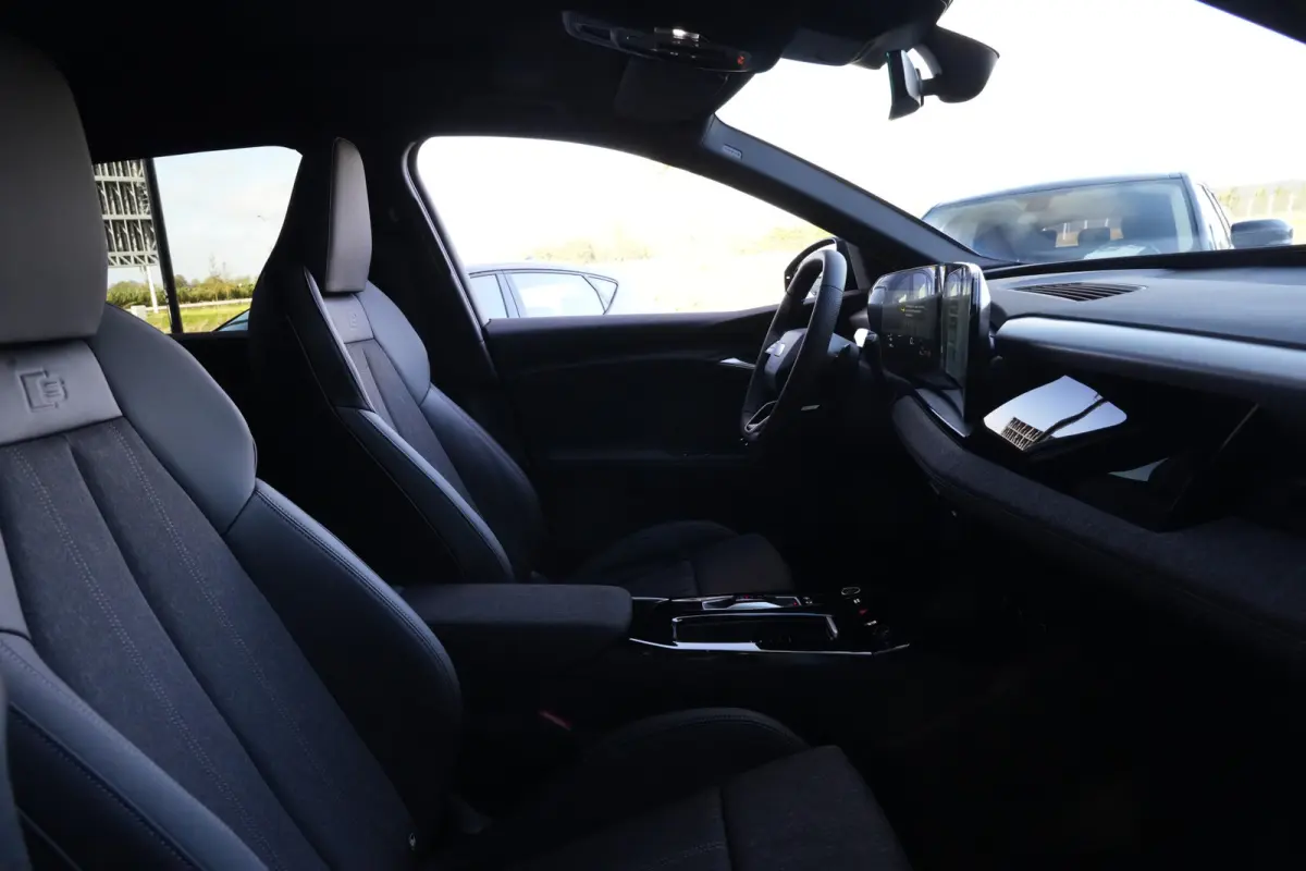 S edition quattro 100 kWh | 428 PK | Panoramadak | Trekhaak | 360 camera | Audi Q6 e-tron S edition quattro met 428 PK en een volledig elektrische aandrijflijn met 100 kWh accupakket en quat