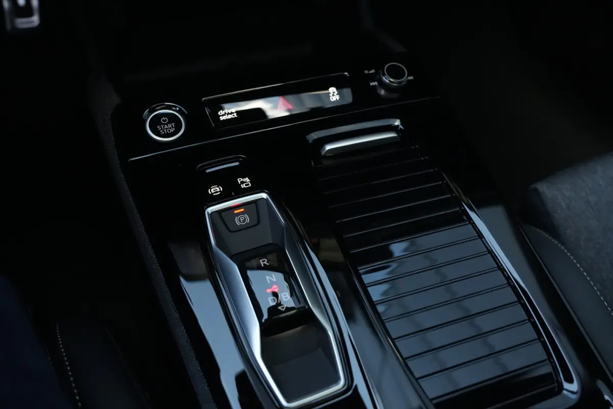 S edition quattro 100 kWh | 428 PK | Panoramadak | Trekhaak | 360 camera | Audi Q6 e-tron S edition quattro met 428 PK en een volledig elektrische aandrijflijn met 100 kWh accupakket en quat