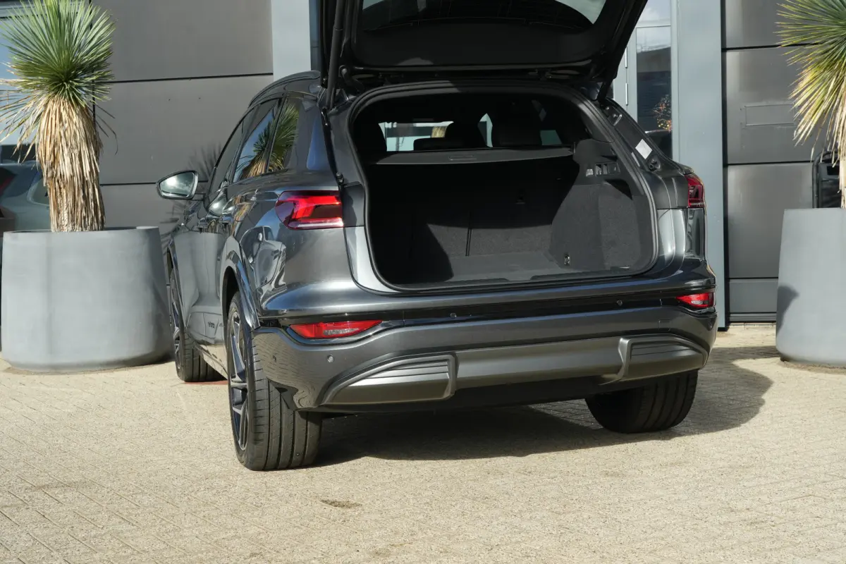 S edition quattro 100 kWh | 428 PK | Panoramadak | Trekhaak | 360 camera | Audi Q6 e-tron S edition quattro met 428 PK en een volledig elektrische aandrijflijn met 100 kWh accupakket en quat