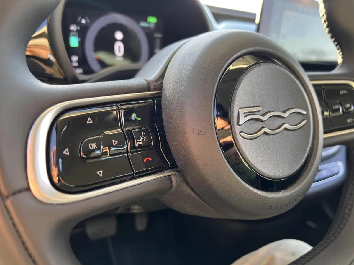 24kWh *La Prima 16” Two-Tone* CarPlay / 4x Assist