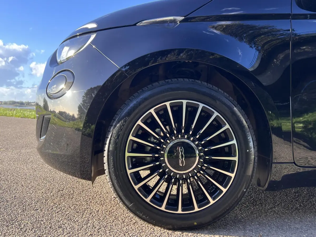 24kWh *La Prima 16” Two-Tone* CarPlay / 4x Assist