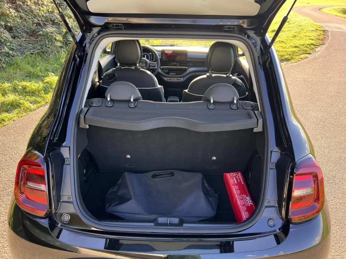 24kWh *La Prima 16” Two-Tone* CarPlay / 4x Assist