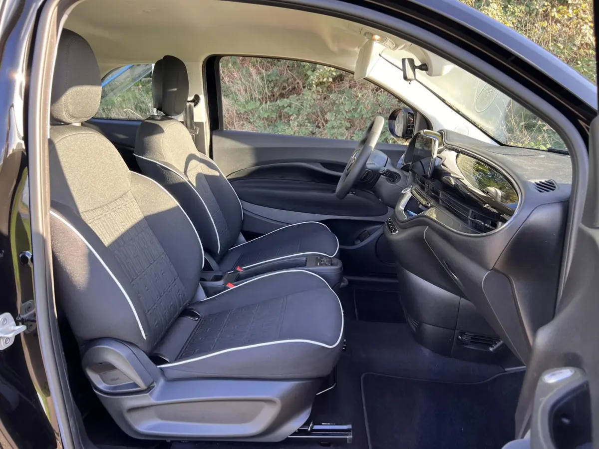 24kWh *La Prima 16” Two-Tone* CarPlay / 4x Assist
