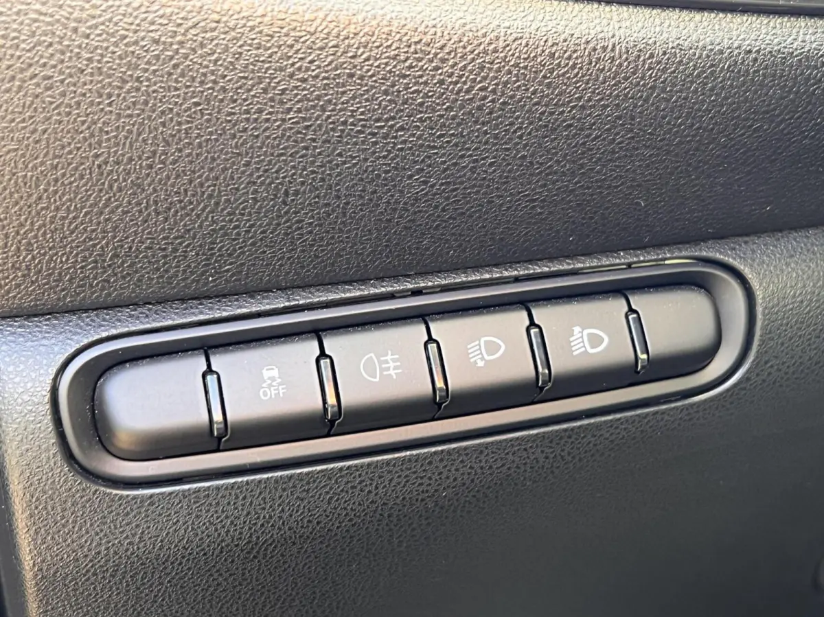 24kWh *La Prima 16” Two-Tone* CarPlay / 4x Assist