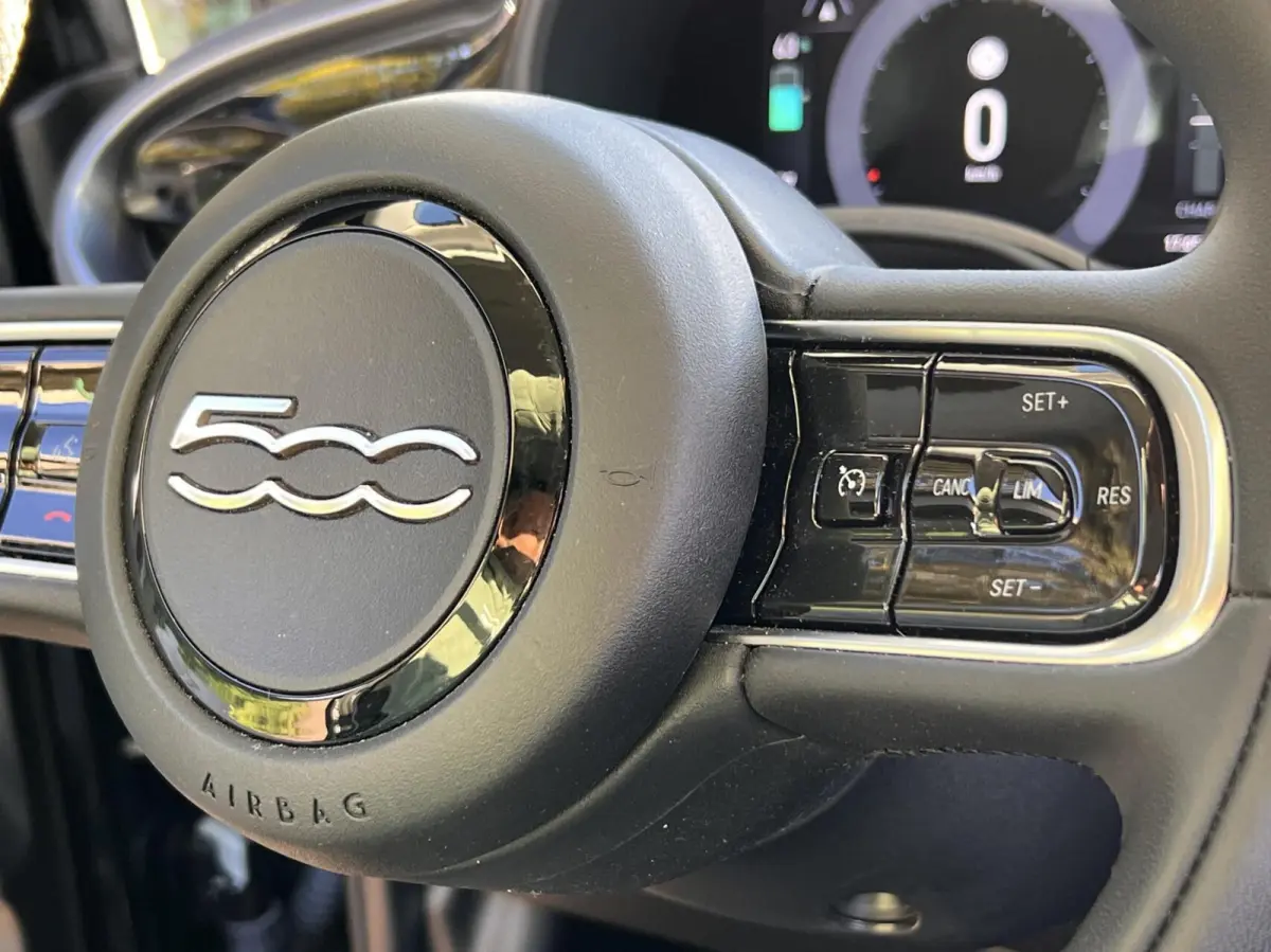 24kWh *La Prima 16” Two-Tone* CarPlay / 4x Assist