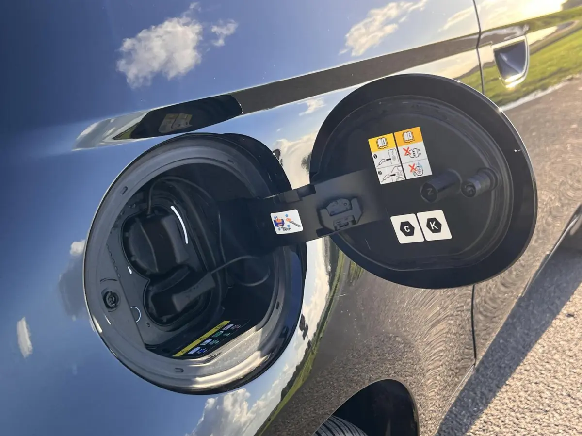 24kWh *La Prima 16” Two-Tone* CarPlay / 4x Assist