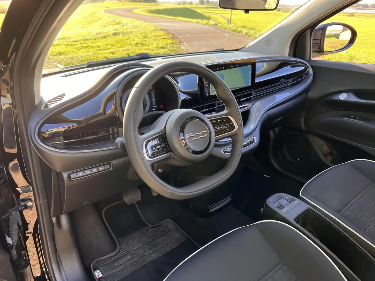 24kWh *La Prima 16” Two-Tone* CarPlay / 4x Assist