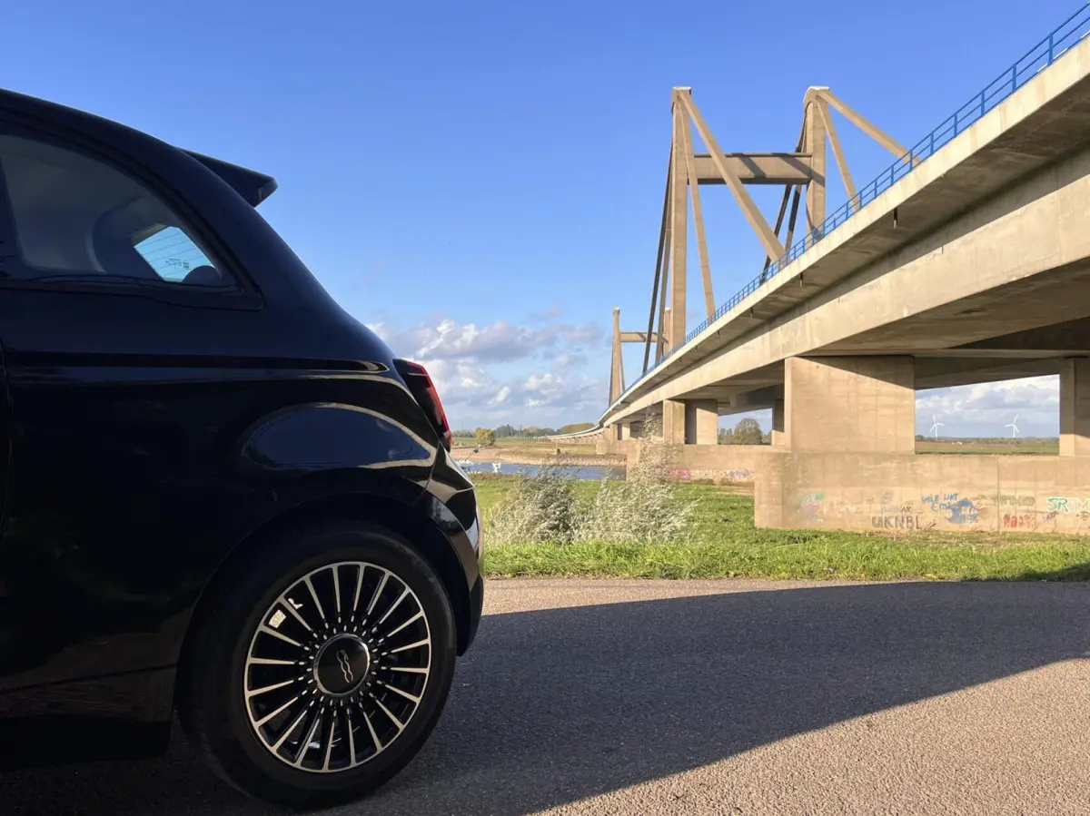 24kWh *La Prima 16” Two-Tone* CarPlay / 4x Assist