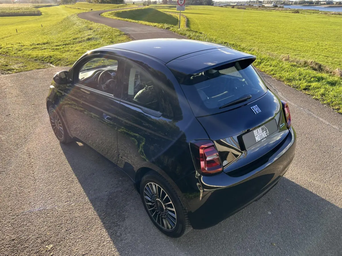 24kWh *La Prima 16” Two-Tone* CarPlay / 4x Assist