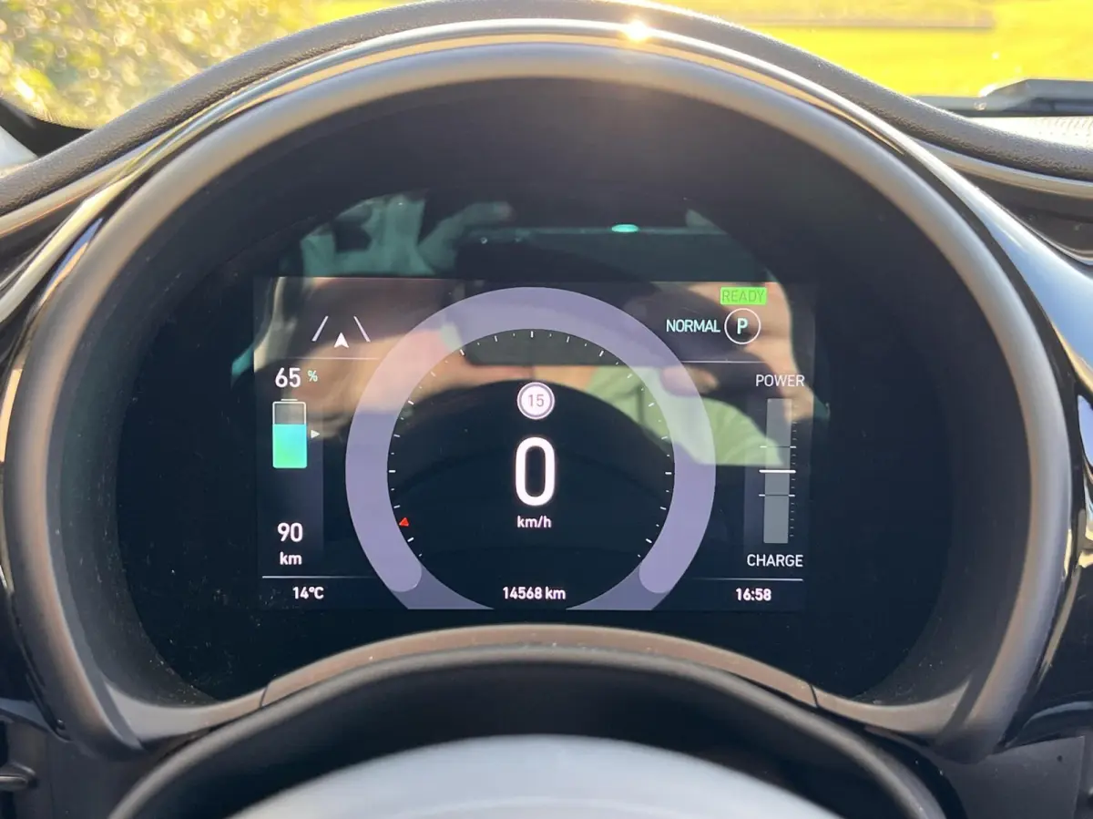 24kWh *La Prima 16” Two-Tone* CarPlay / 4x Assist