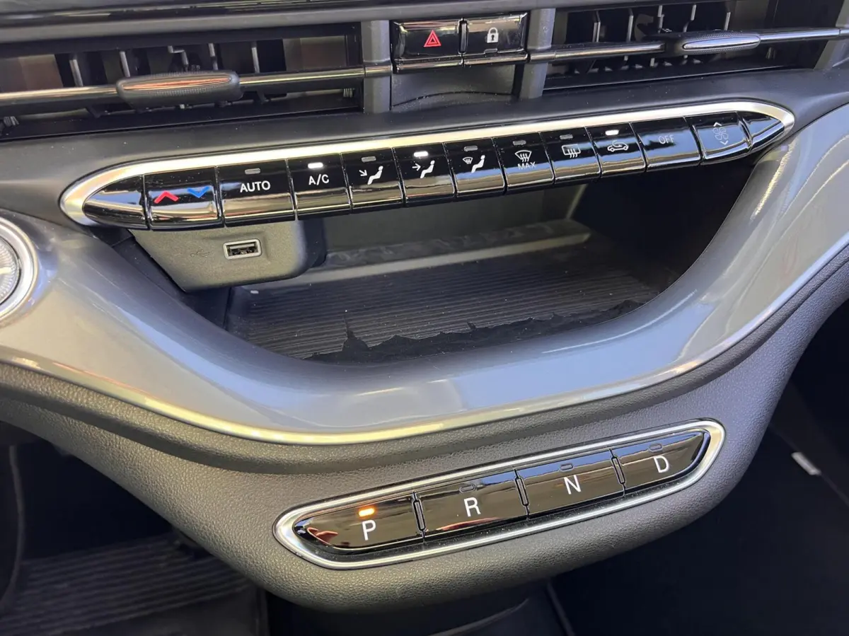 24kWh *La Prima 16” Two-Tone* CarPlay / 4x Assist