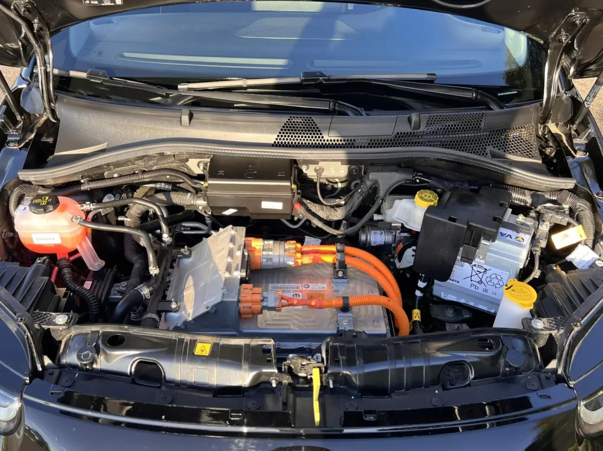 24kWh *La Prima 16” Two-Tone* CarPlay / 4x Assist