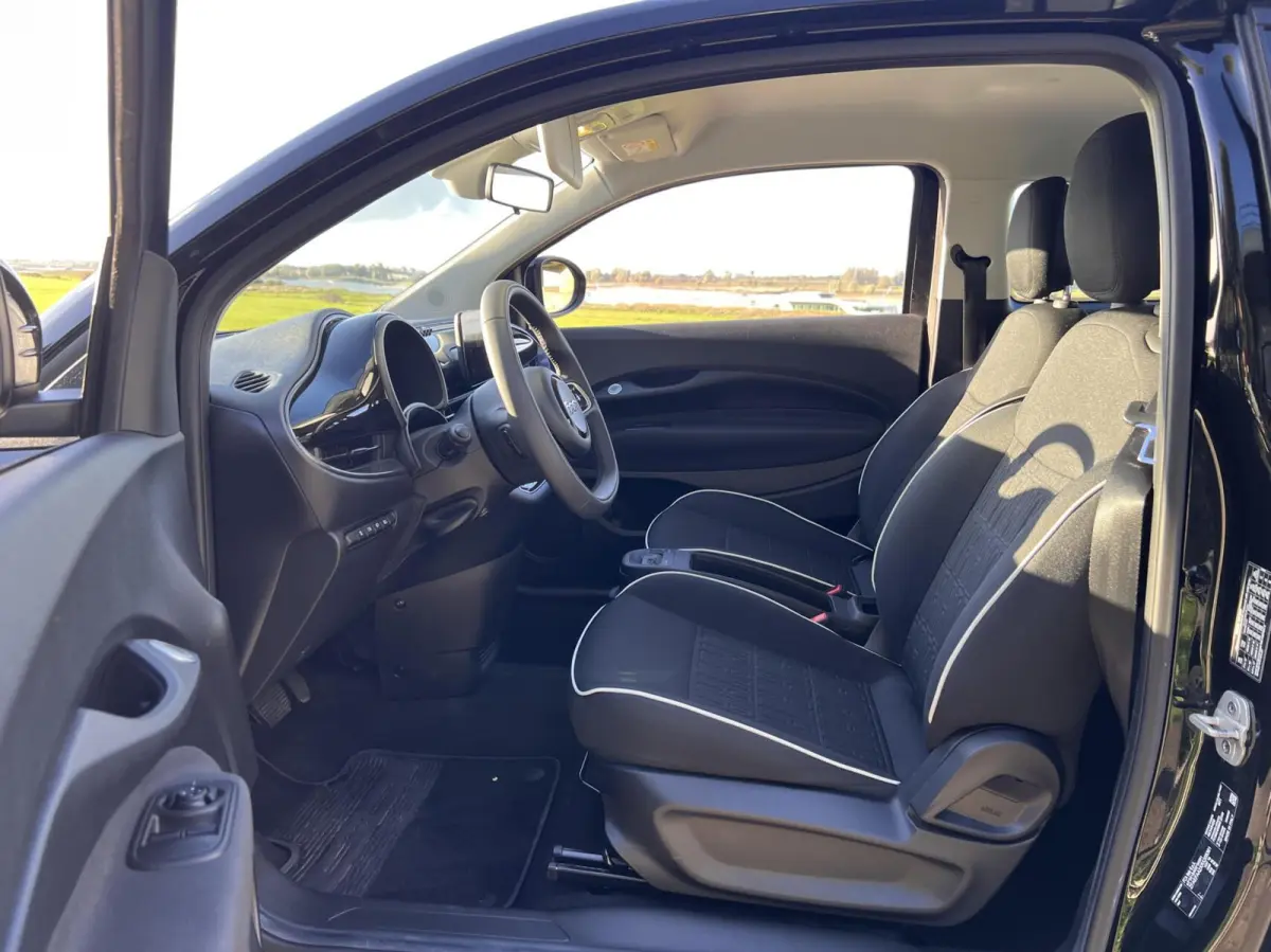 24kWh *La Prima 16” Two-Tone* CarPlay / 4x Assist