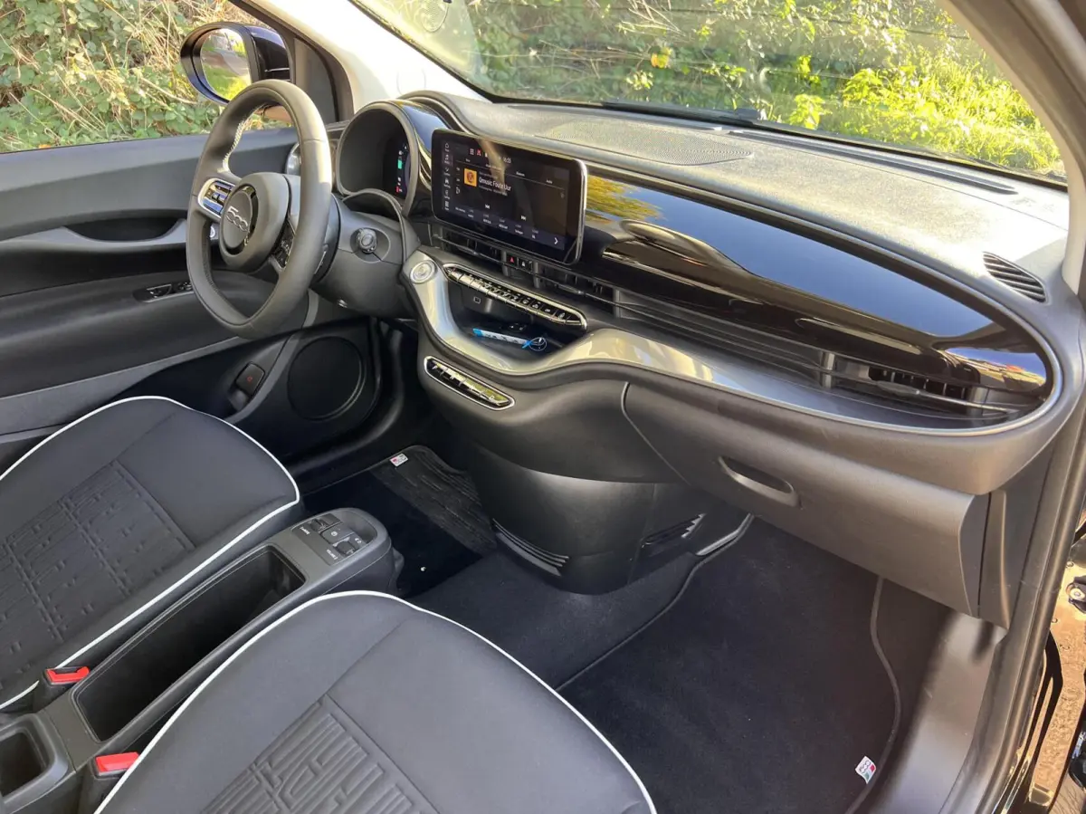 24kWh *La Prima 16” Two-Tone* CarPlay / 4x Assist