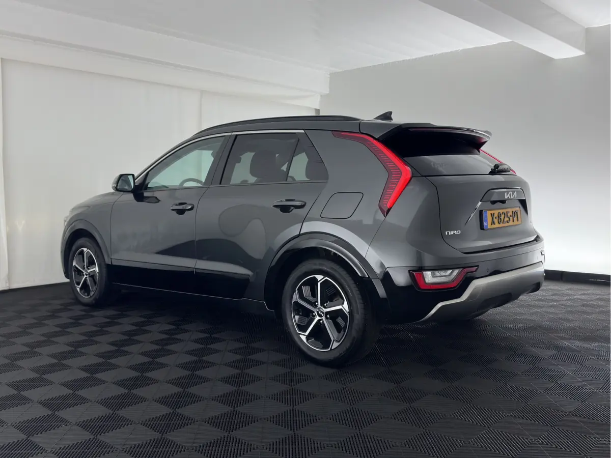 1.6 GDi Hybrid DynamicPlusLine (INCL.BTW) Aut. *PANO | LEATHER | DIGI-COCKPIT | NAVI-FULLMAP | DAB | ADAPTIVE-CRUISE | CAMERA | HEATED-COMFORTSEATS | KEYLESS | PRIVACYGLASS | SHIFTPADDLES | 