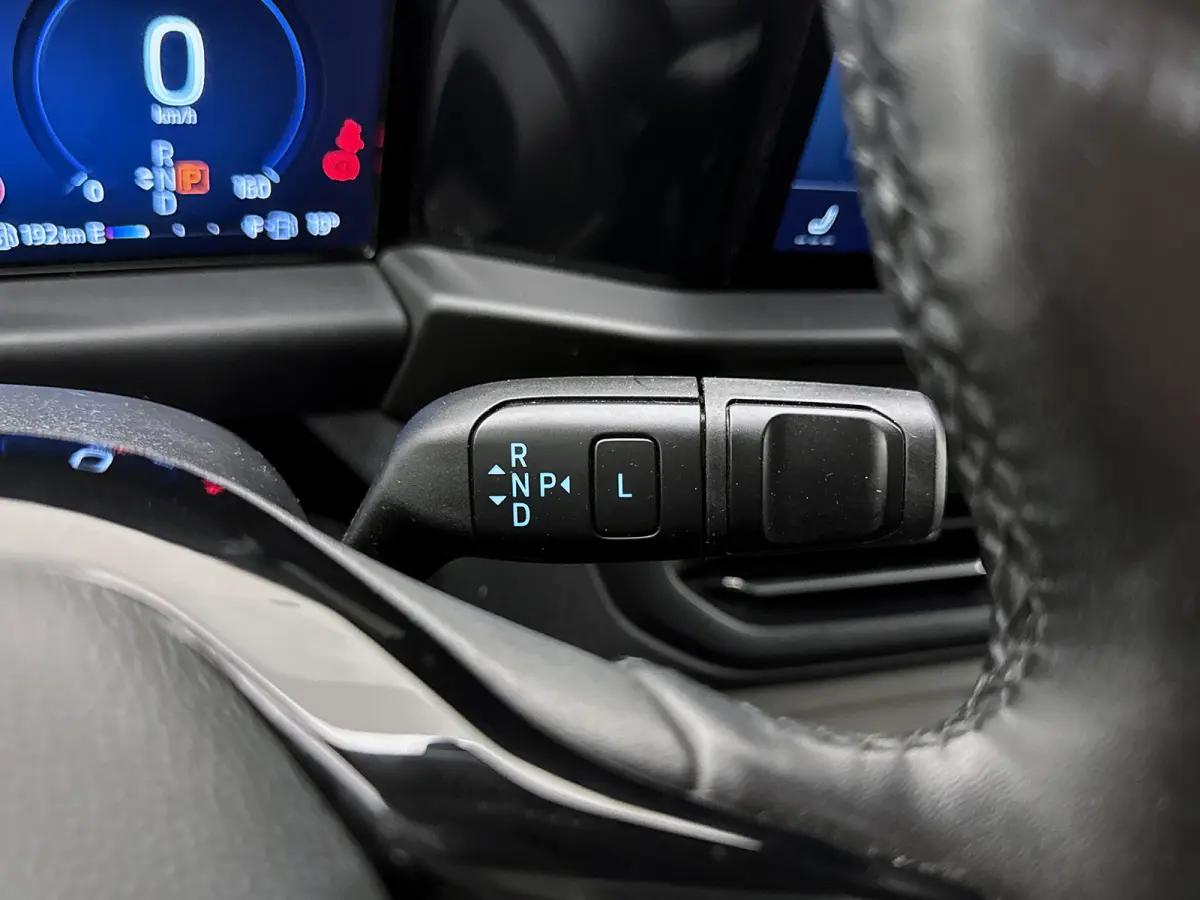 320 2.5 PHEV L2H1 Limited 9 Persoons Led Magnetic Grey Carplay Camera Hybride Kombi Personenvervoer