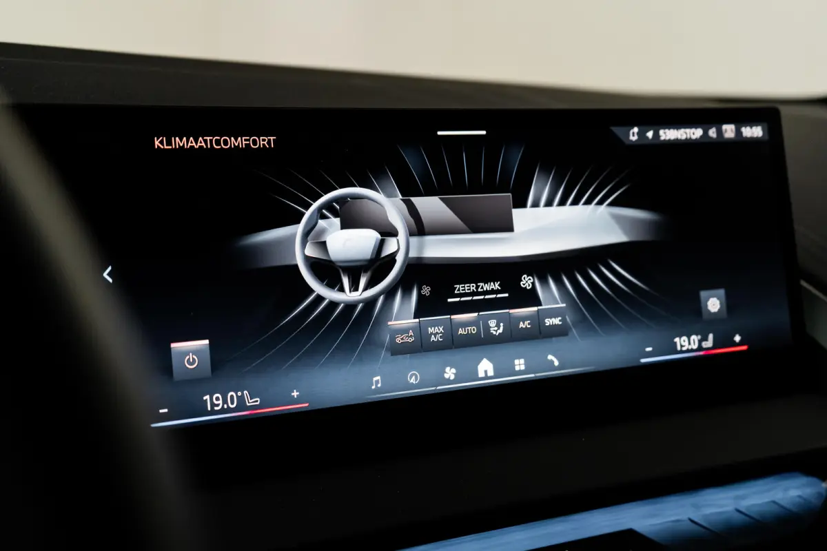 30e xDrive | M-SPORT | PANODAK | ADAPTIVE CRUISE | LEDER | STOELVERWARMING | DODE HOEK | LANE ASSIST | ELEKTR. STOEL INCL. MEMORY