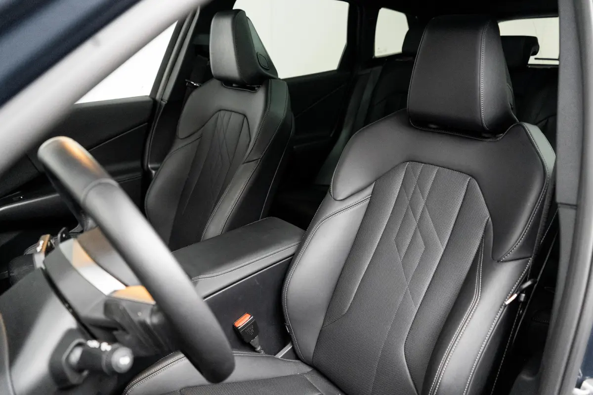 30e xDrive | M-SPORT | PANODAK | ADAPTIVE CRUISE | LEDER | STOELVERWARMING | DODE HOEK | LANE ASSIST | ELEKTR. STOEL INCL. MEMORY