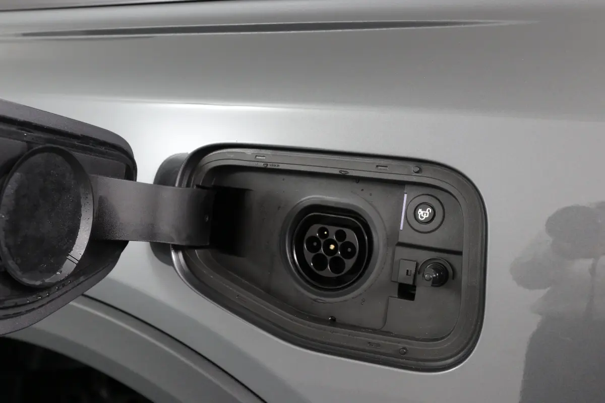 Wildtrak Plug-in Hybrid Dubbel Cabine | Elektrische Rollertop | 3.500KG Trekgewicht | Snel Leverbaar!! | 0.99% Financial Lease | 1-fase laadkabel mode 3 16A, 8 meter | Adaptive cruisecontrol