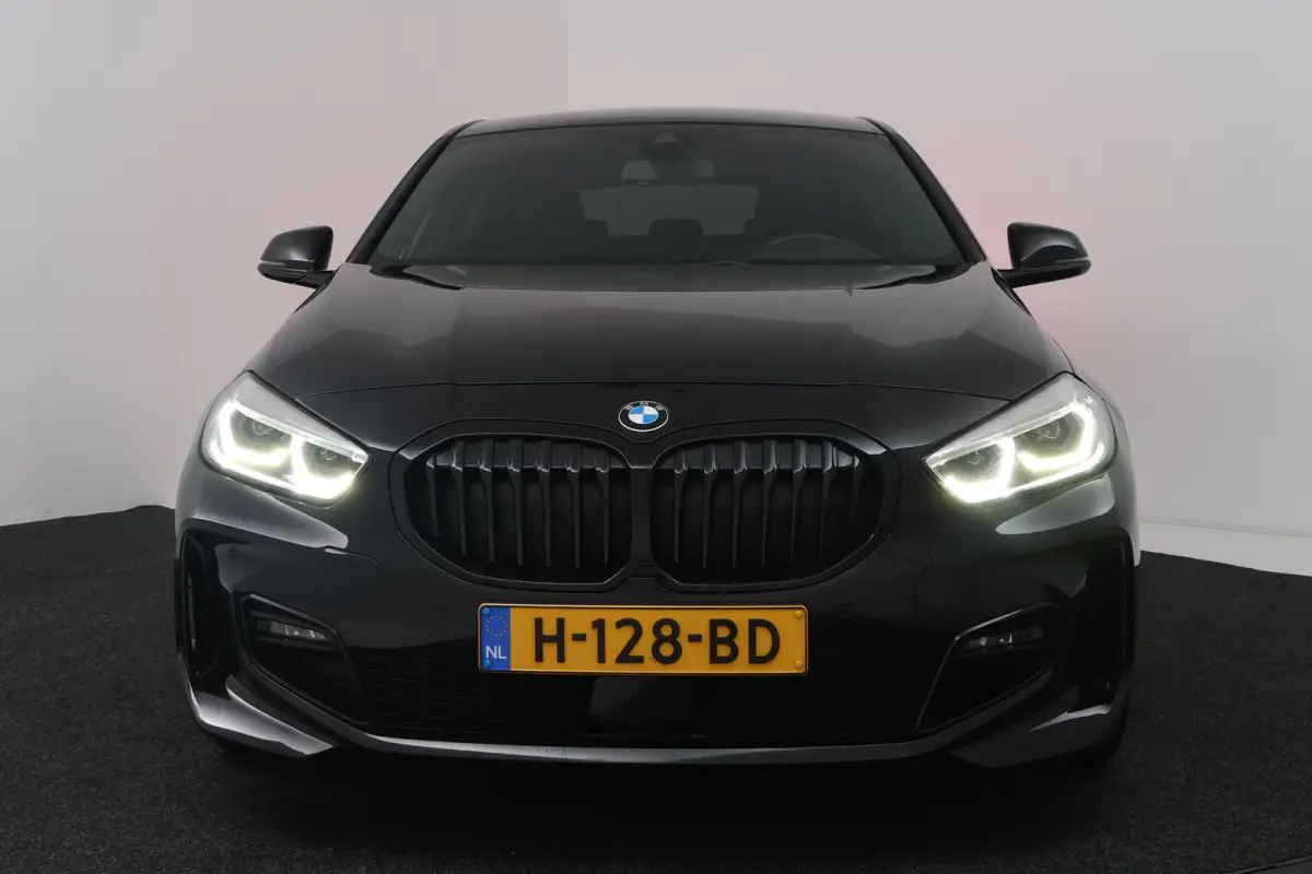 118i Executive Edition (CAMERA, SFEERVERLICHTING, NAVIGATIE CARPLAY, DIGITALE COCKPIT)