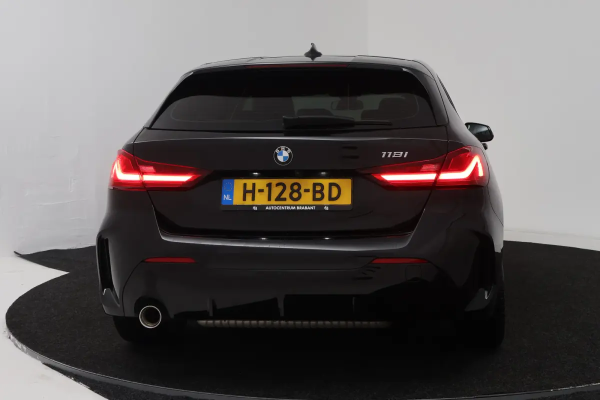 118i Executive Edition (CAMERA, SFEERVERLICHTING, NAVIGATIE CARPLAY, DIGITALE COCKPIT)