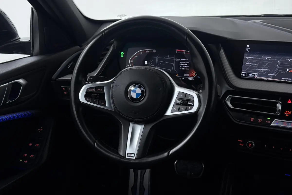 118i Executive Edition (CAMERA, SFEERVERLICHTING, NAVIGATIE CARPLAY, DIGITALE COCKPIT)