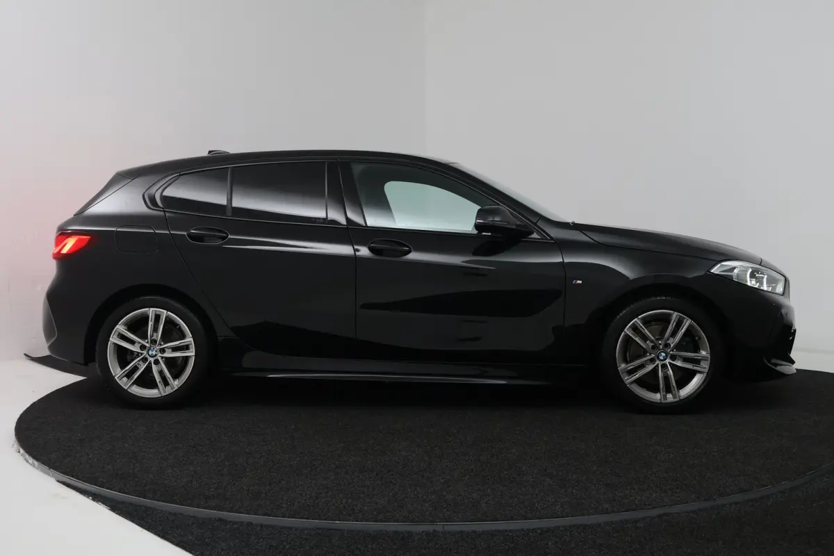 118i Executive Edition (CAMERA, SFEERVERLICHTING, NAVIGATIE CARPLAY, DIGITALE COCKPIT)