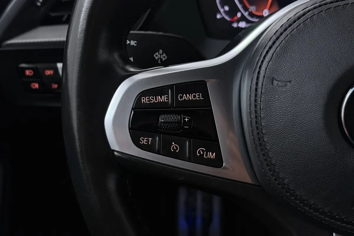 118i Executive Edition (CAMERA, SFEERVERLICHTING, NAVIGATIE CARPLAY, DIGITALE COCKPIT)