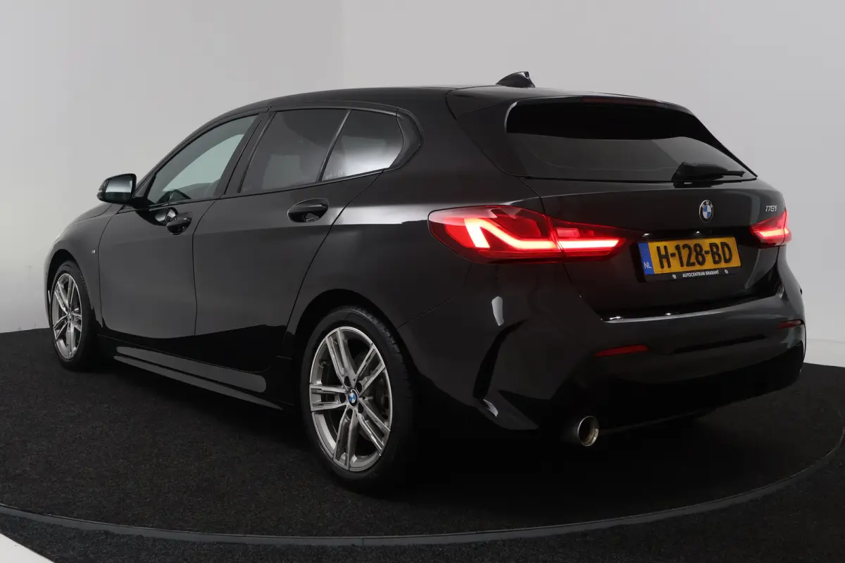 118i Executive Edition (CAMERA, SFEERVERLICHTING, NAVIGATIE CARPLAY, DIGITALE COCKPIT)