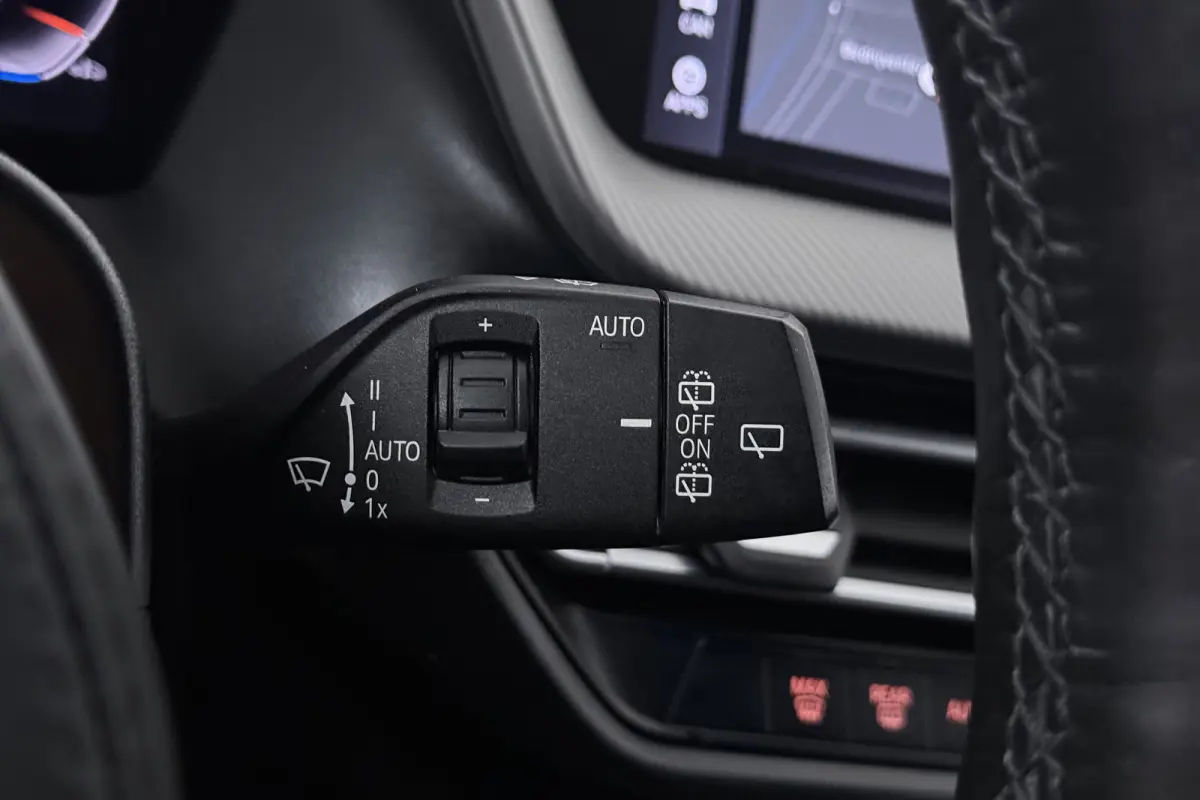 118i Executive Edition (CAMERA, SFEERVERLICHTING, NAVIGATIE CARPLAY, DIGITALE COCKPIT)