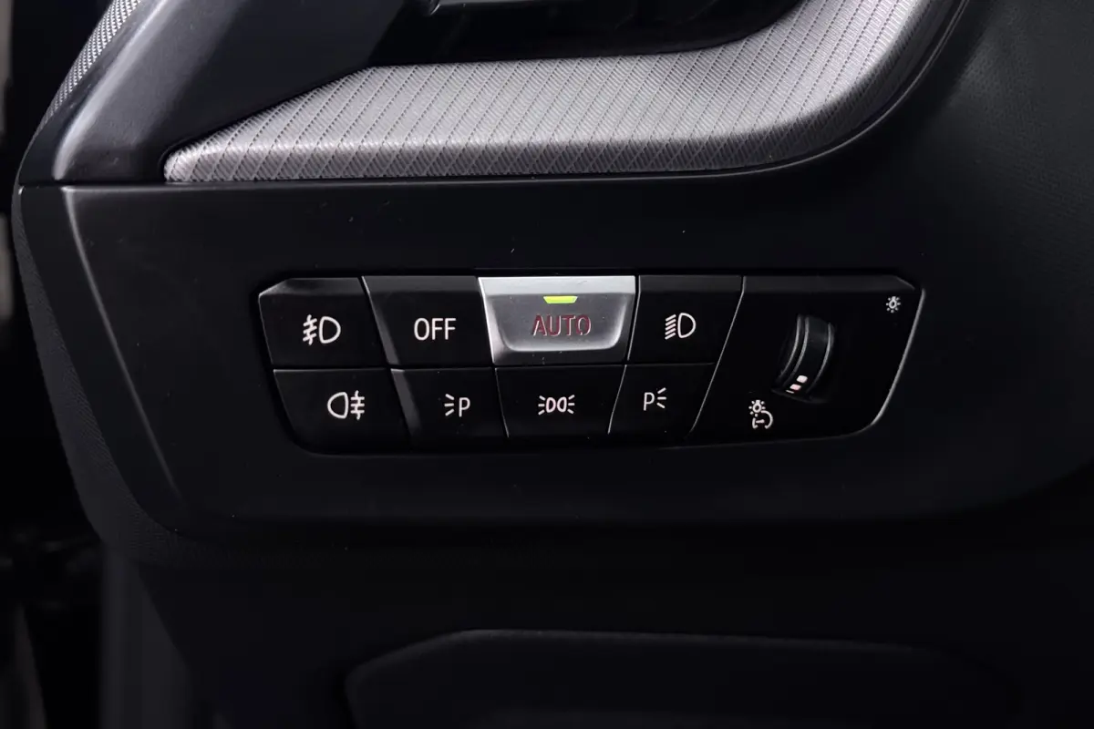 118i Executive Edition (CAMERA, SFEERVERLICHTING, NAVIGATIE CARPLAY, DIGITALE COCKPIT)